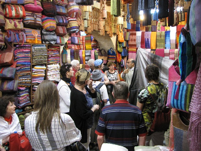 140312_medina fes stoffenzaak.jpg - De lokale gids heeft uiteraard ook een kleine afspraak met een winkel. We bezoeken dan ook eventjes een stoffenzaak. Opdringerig is het echter niet.